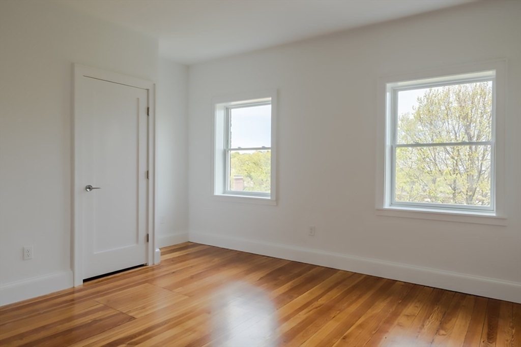 15 Colbourne Crescent # 3