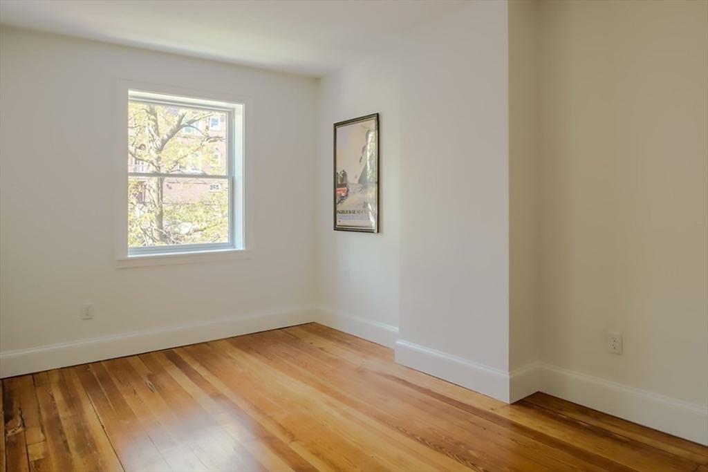 15 Colbourne Crescent # 3