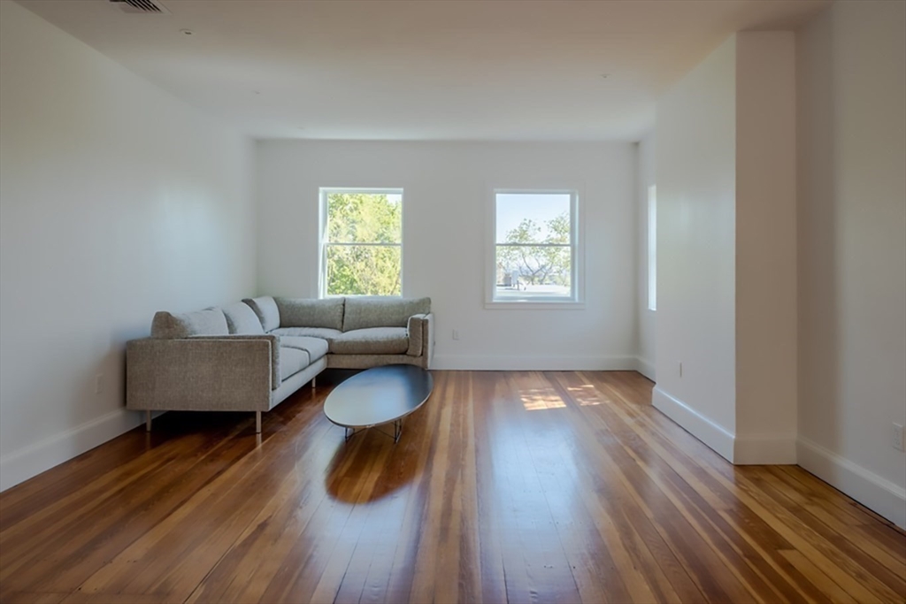 15 Colbourne Crescent # 3