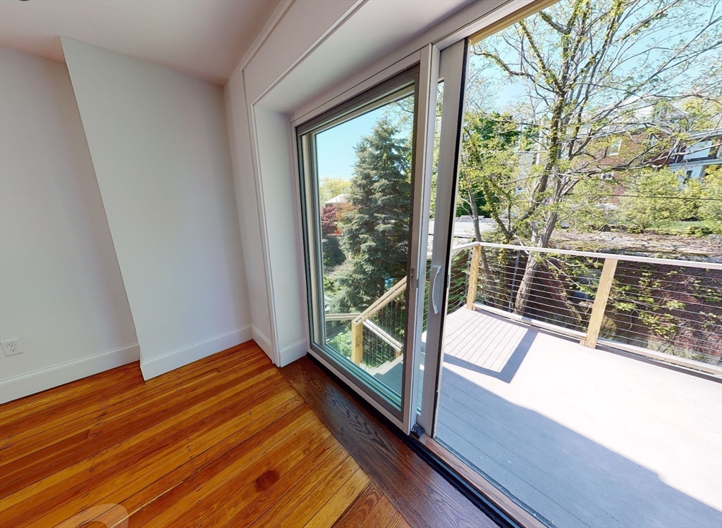 15 Colbourne Crescent # 3