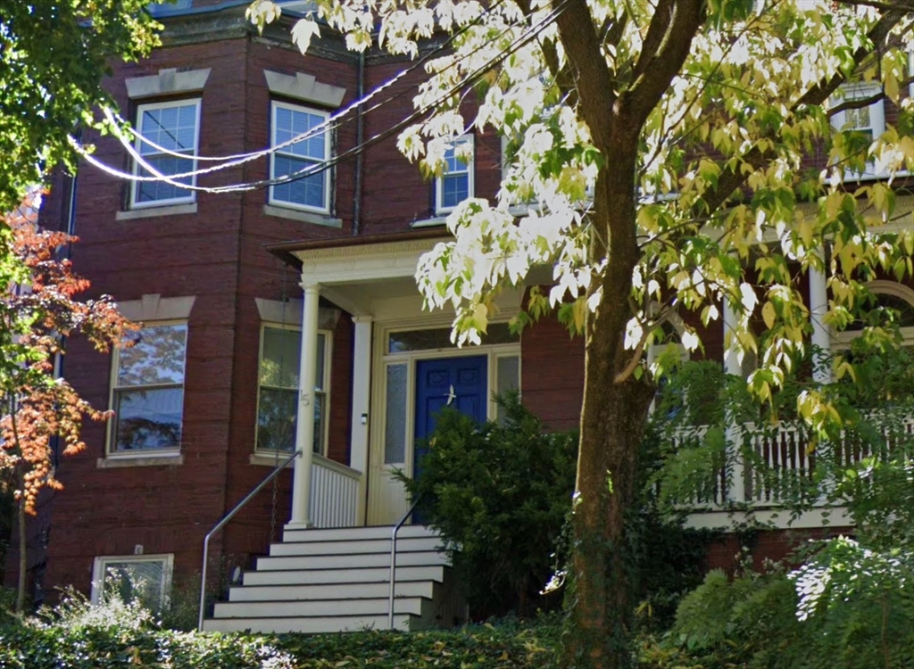15 Colbourne Crescent # 3