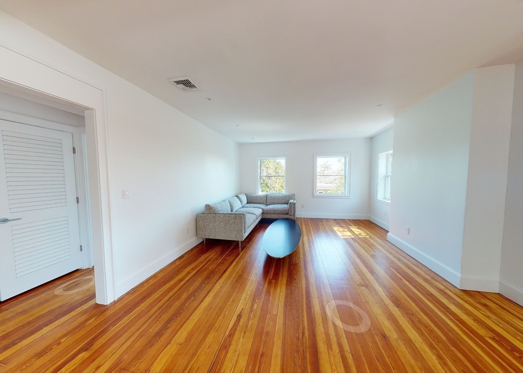 15 Colbourne Crescent # 3
