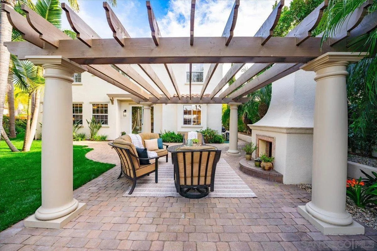 3272 Avenida La Cima