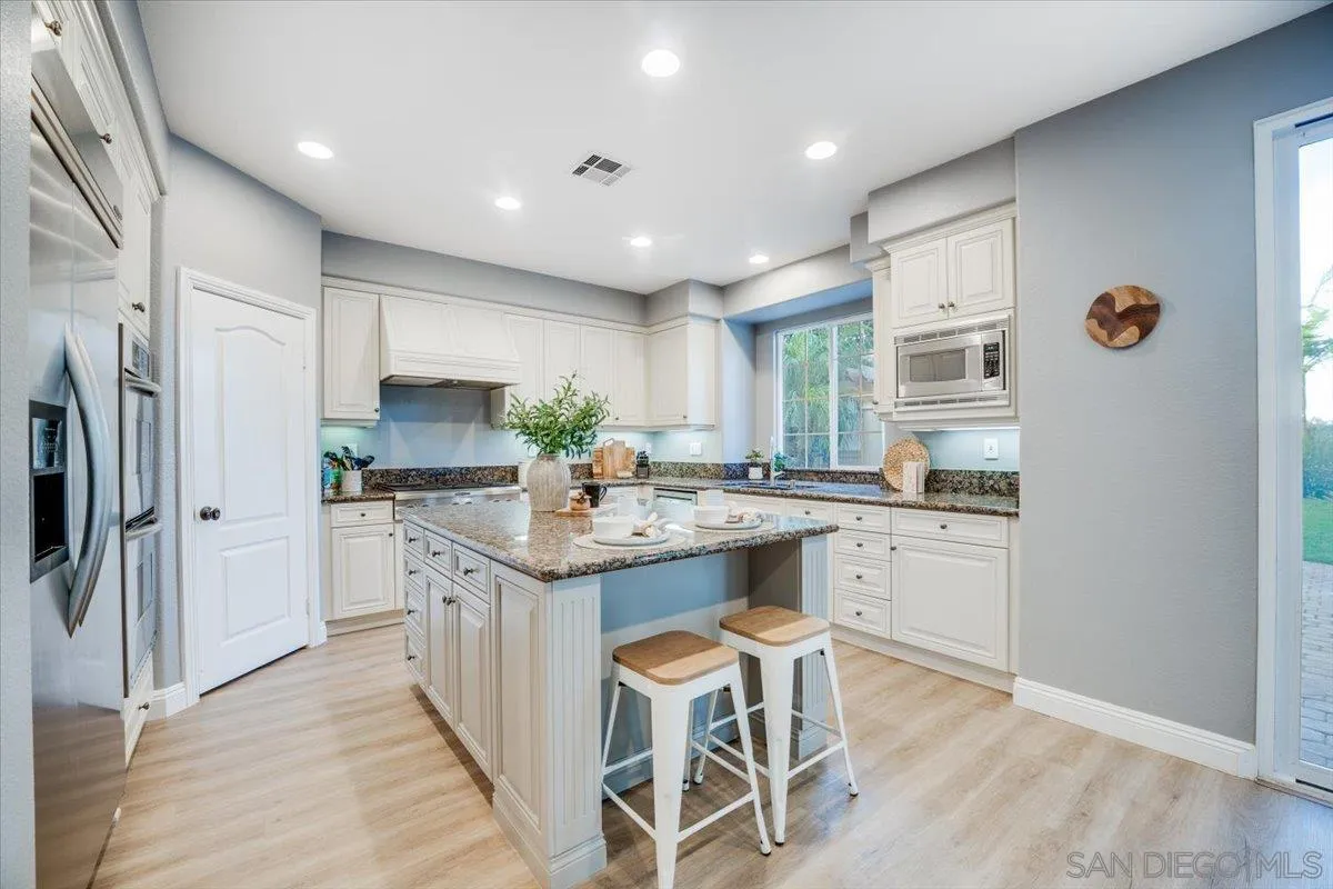 3272 Avenida La Cima