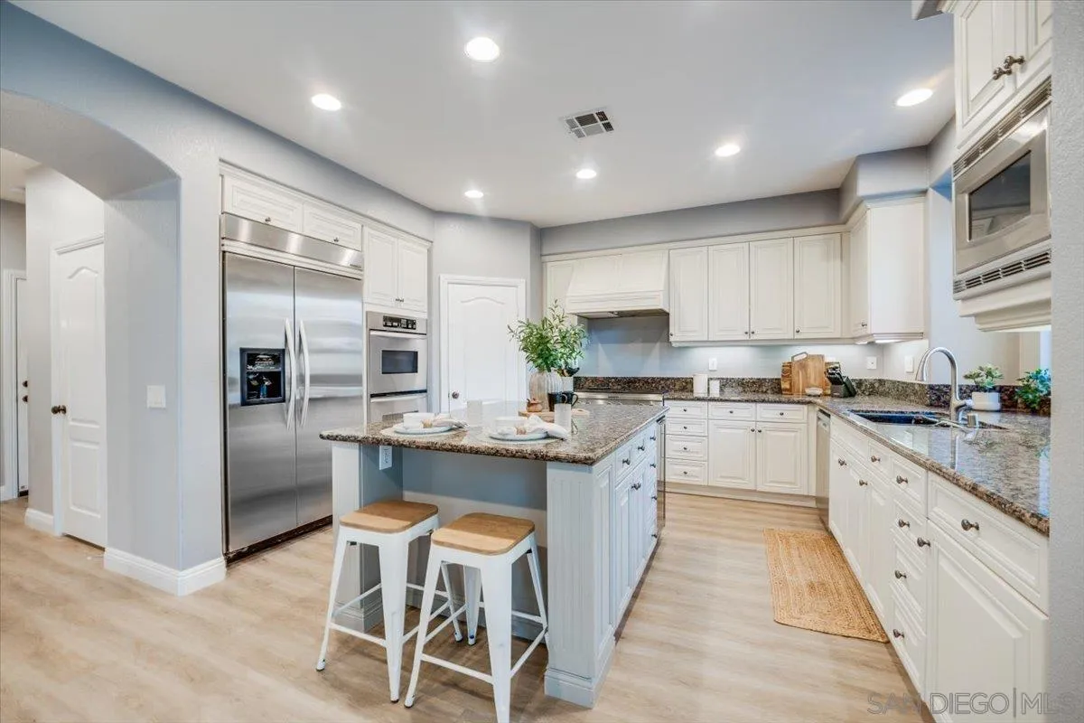 3272 Avenida La Cima