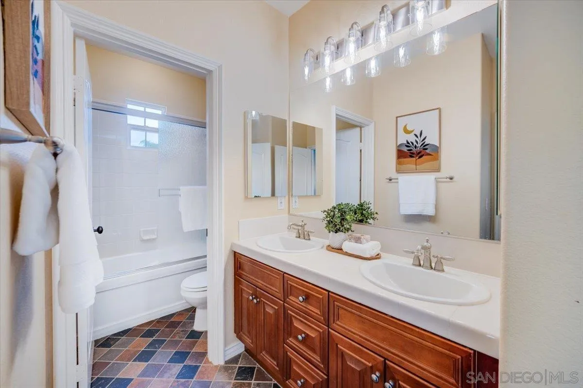 3272 Avenida La Cima