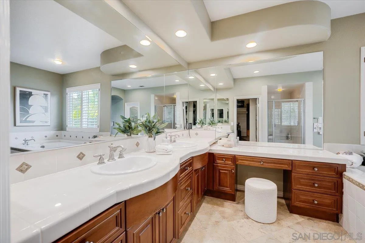 3272 Avenida La Cima