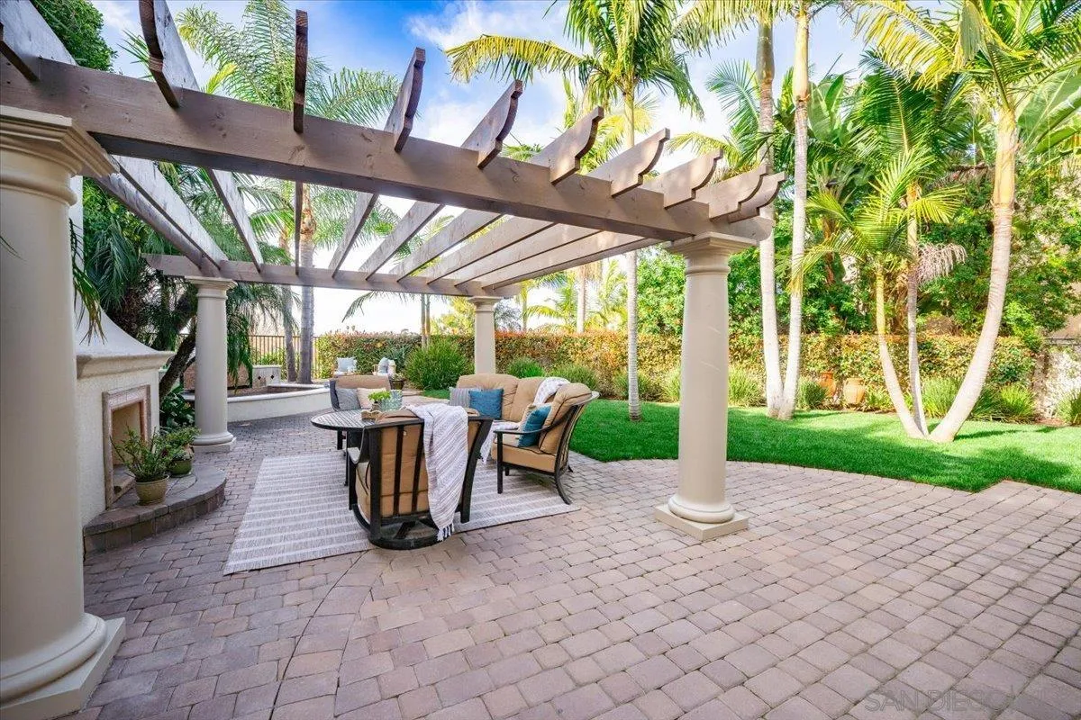 3272 Avenida La Cima