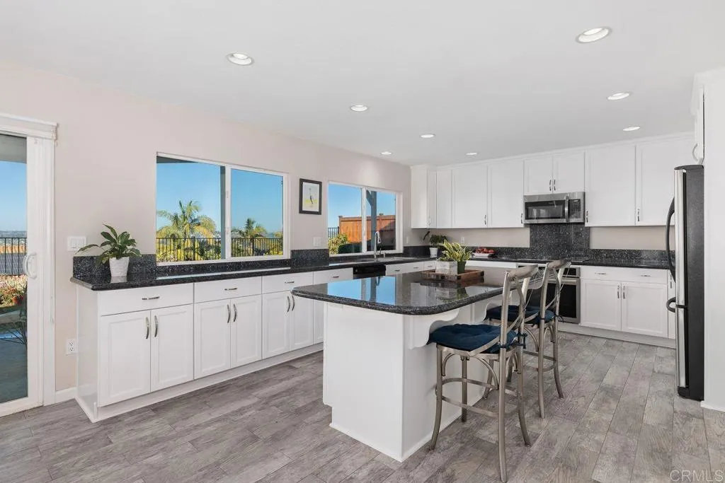 2014 Saliente Way, Carlsbad