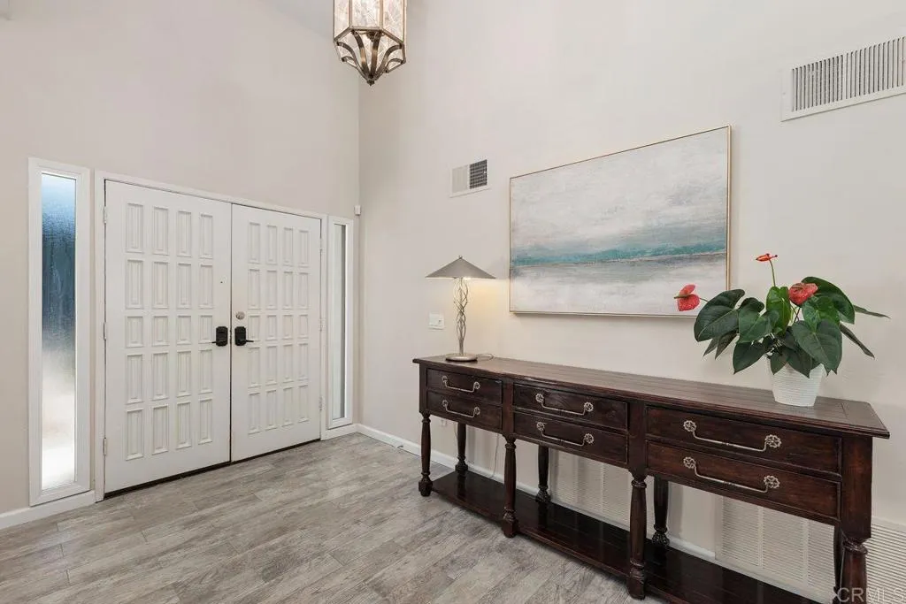 2014 Saliente Way, Carlsbad