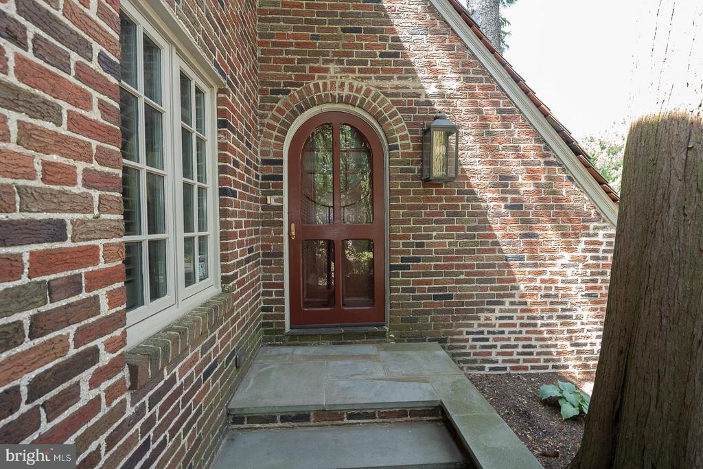 30 DEEPDALE ROAD