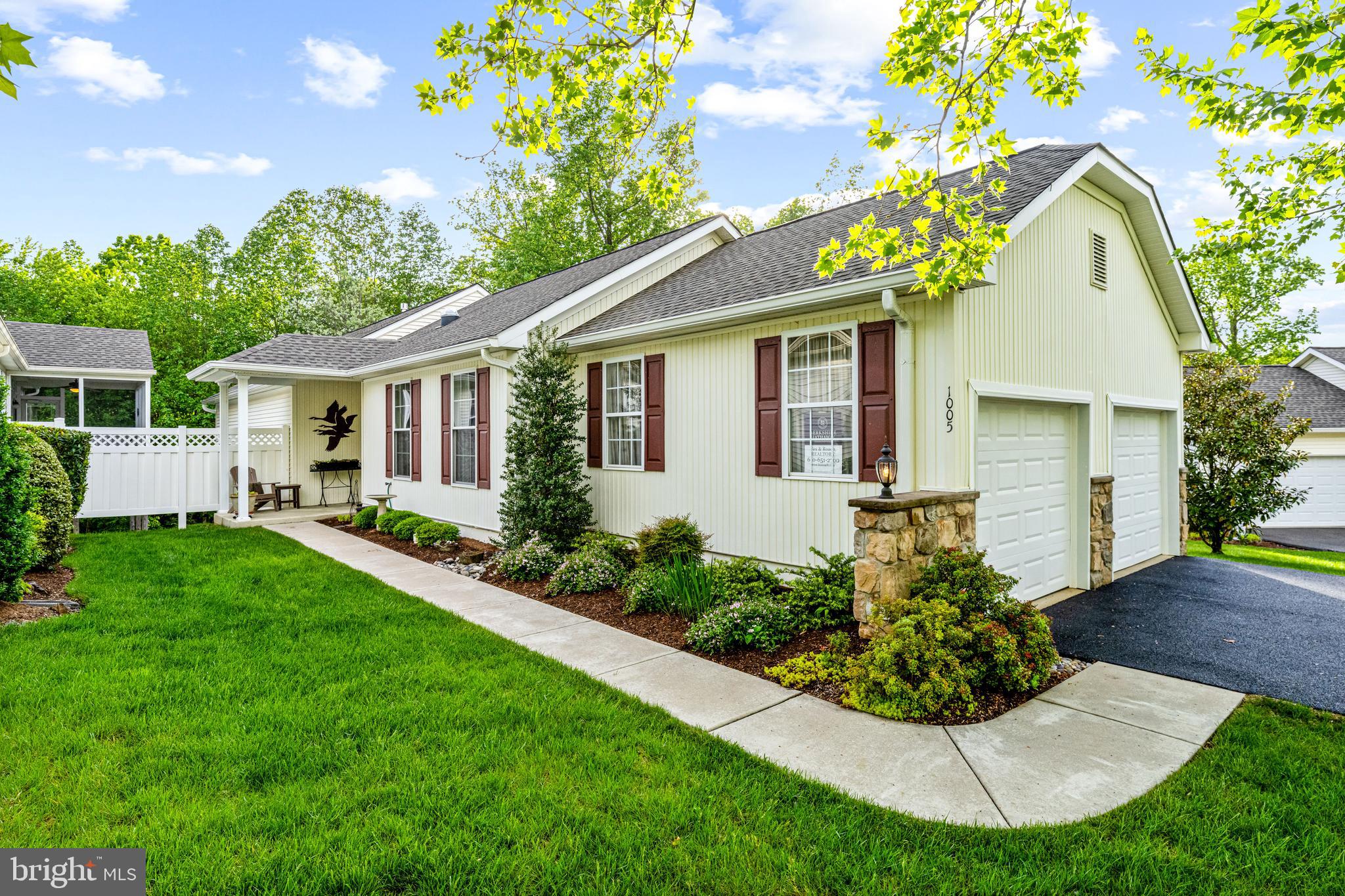 1005 N PHIPPS WOODS COURT