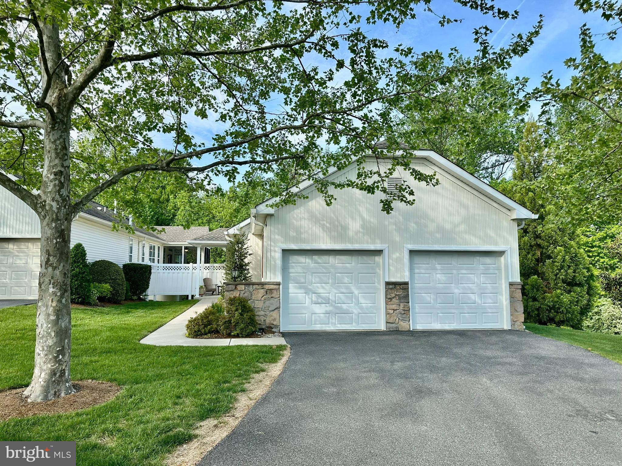 1005 N PHIPPS WOODS COURT