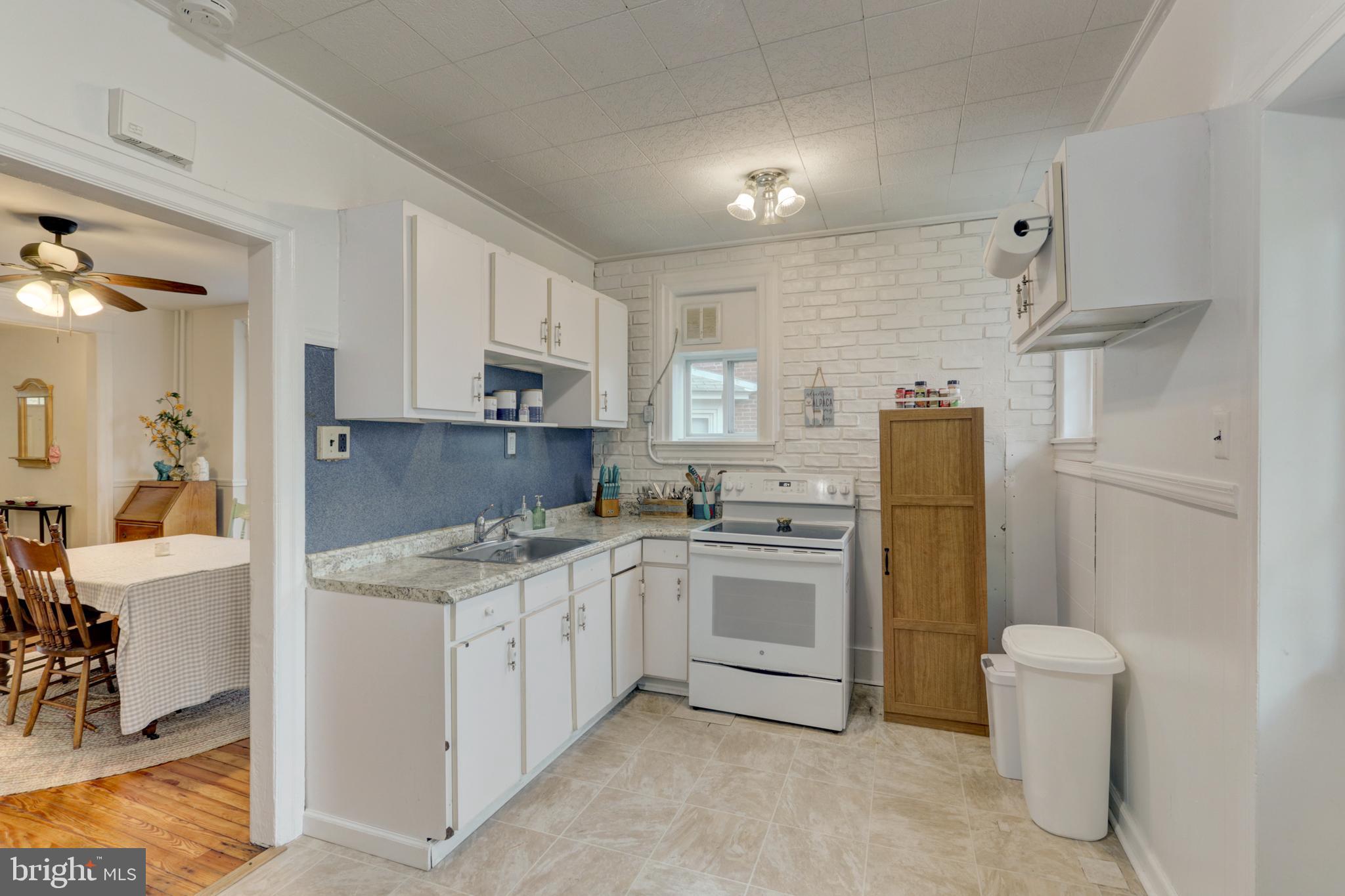 325 W WOOD STREET