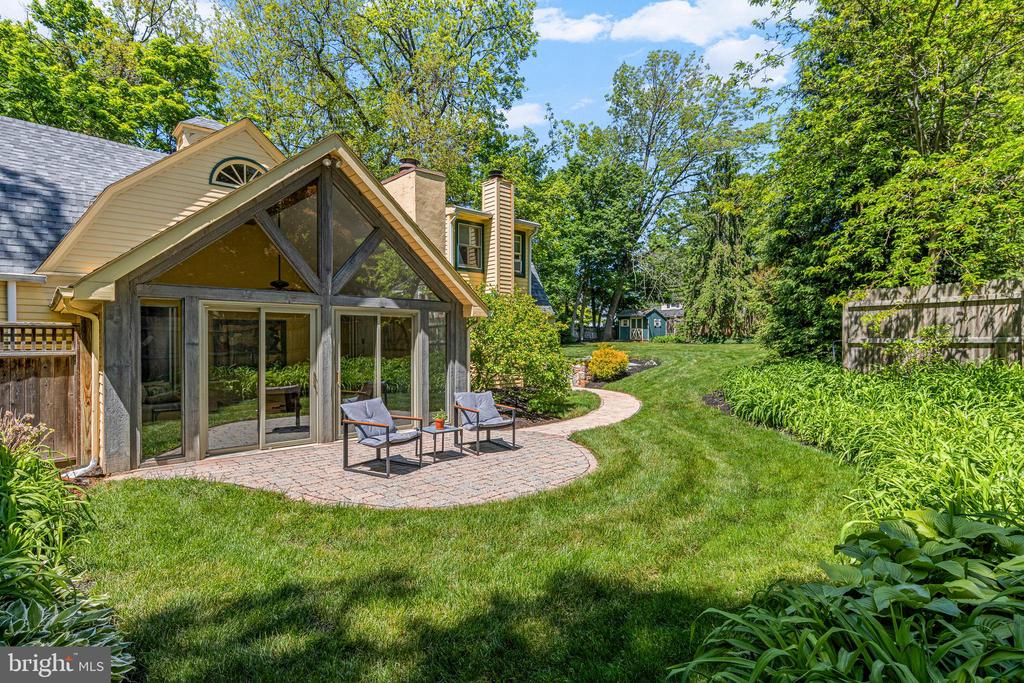 231 W VALLEY ROAD