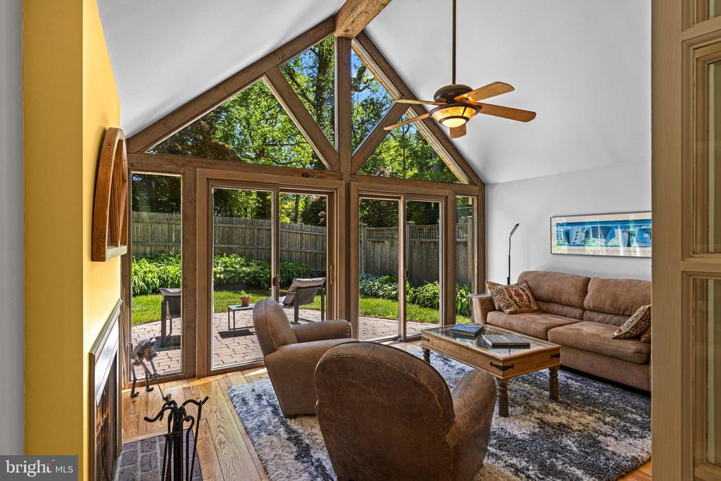 231 W VALLEY ROAD