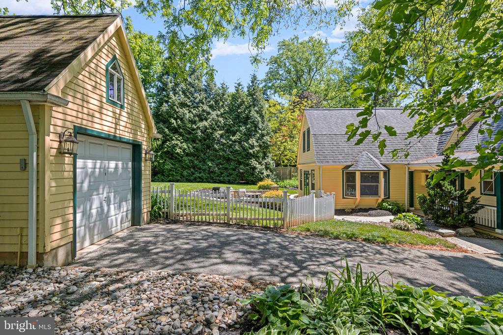 231 W VALLEY ROAD