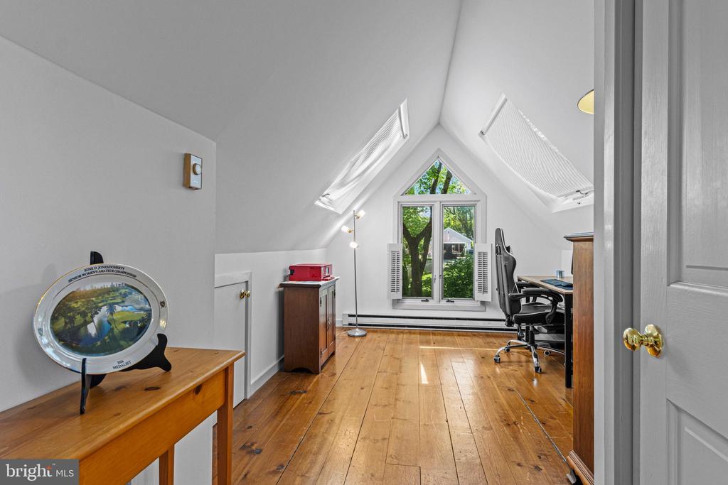 231 W VALLEY ROAD