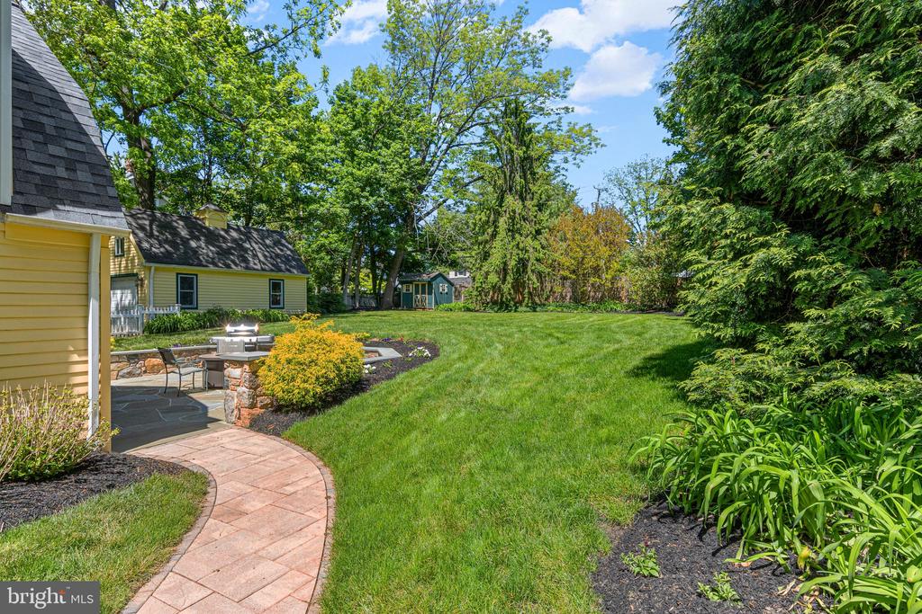 231 W VALLEY ROAD