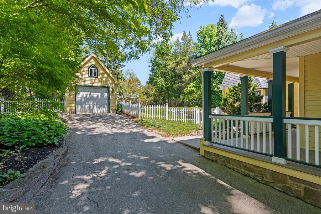 231 W VALLEY ROAD