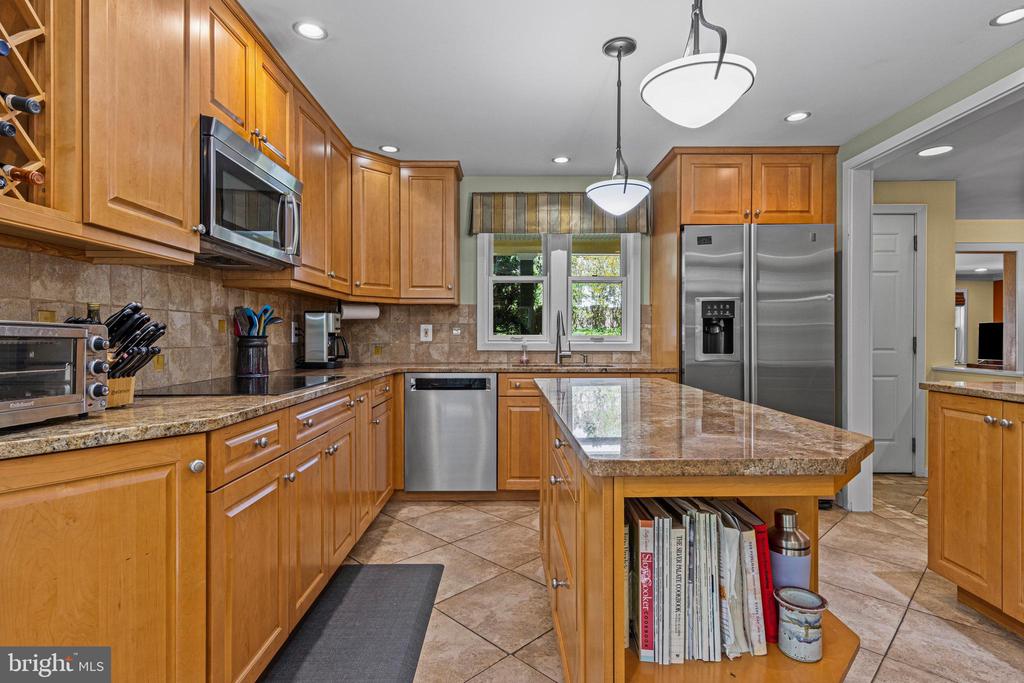 231 W VALLEY ROAD