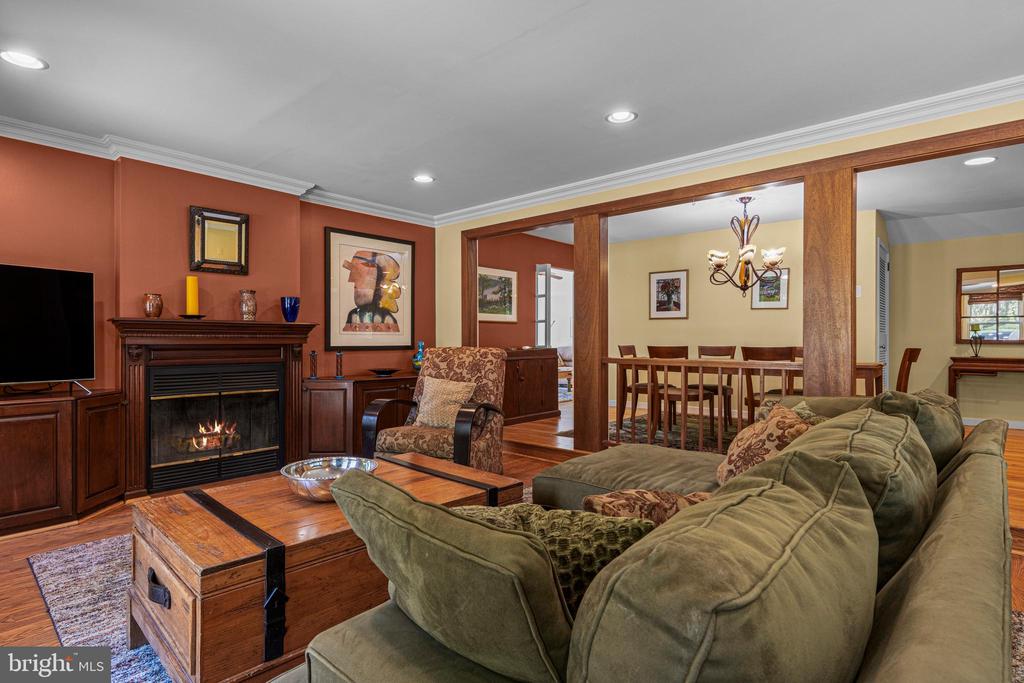 231 W VALLEY ROAD