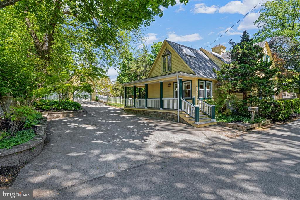 231 W VALLEY ROAD