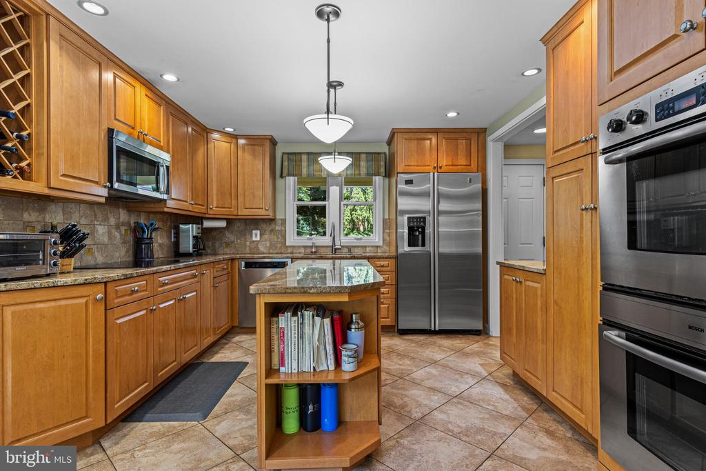 231 W VALLEY ROAD