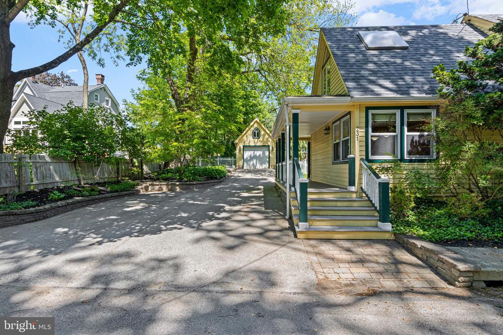 231 W VALLEY ROAD