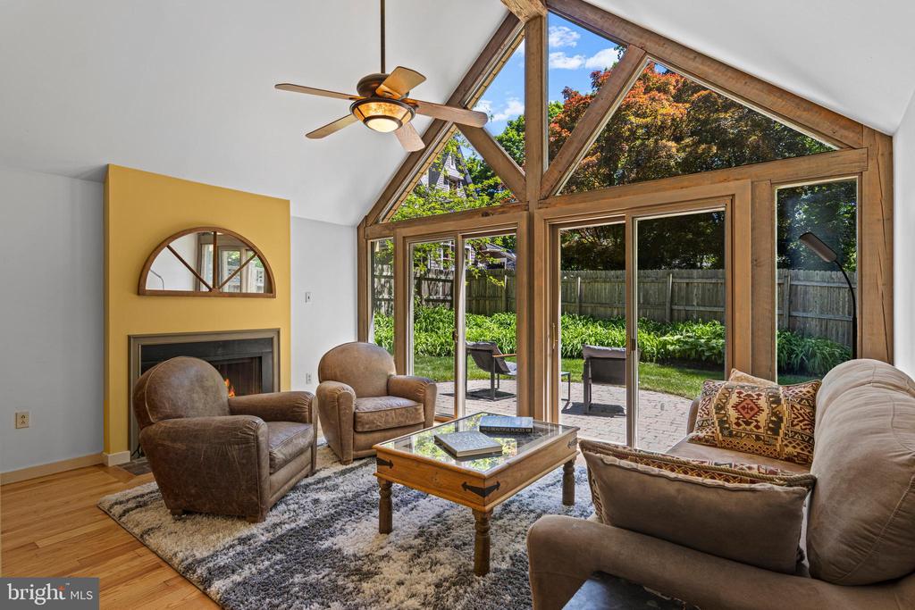 231 W VALLEY ROAD