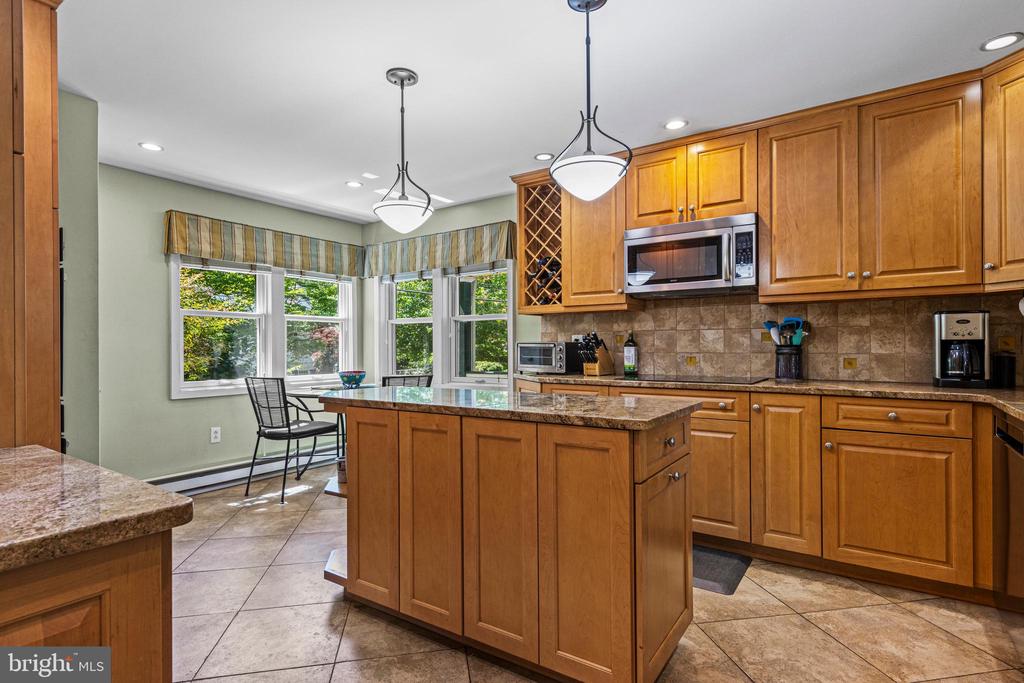 231 W VALLEY ROAD