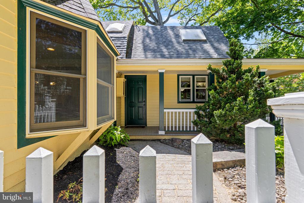 231 W VALLEY ROAD