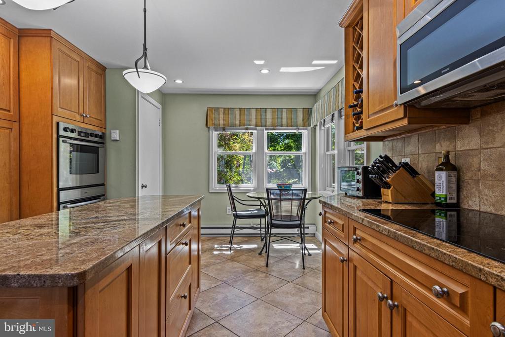 231 W VALLEY ROAD