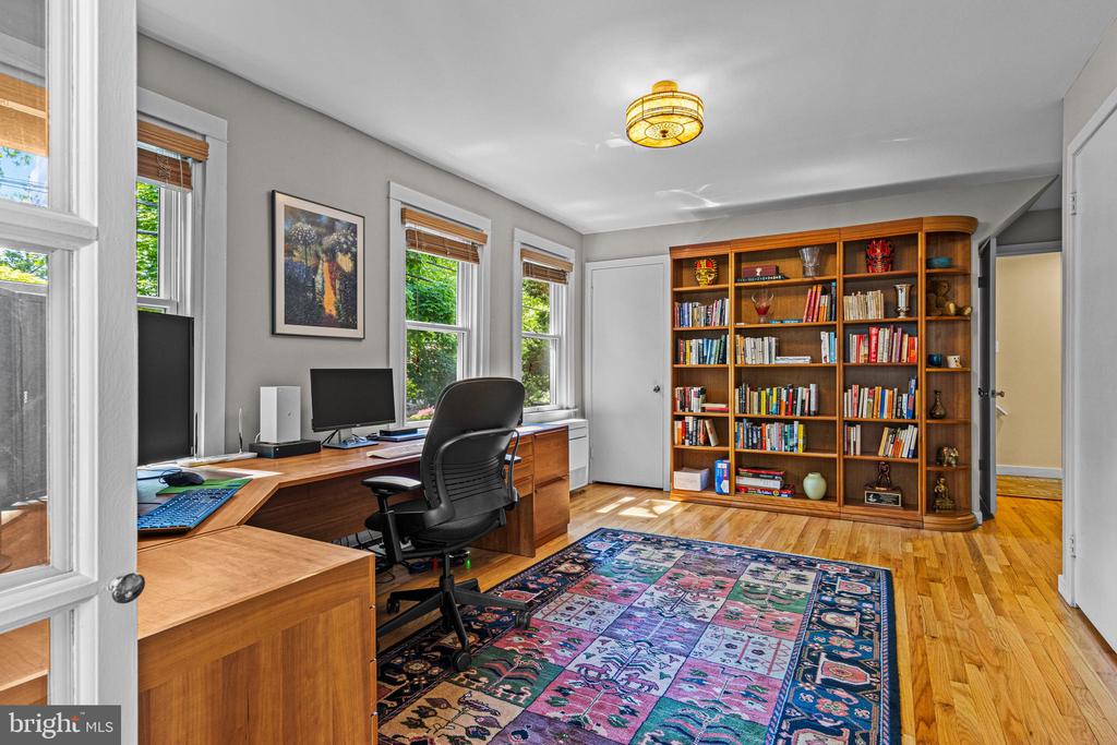 231 W VALLEY ROAD