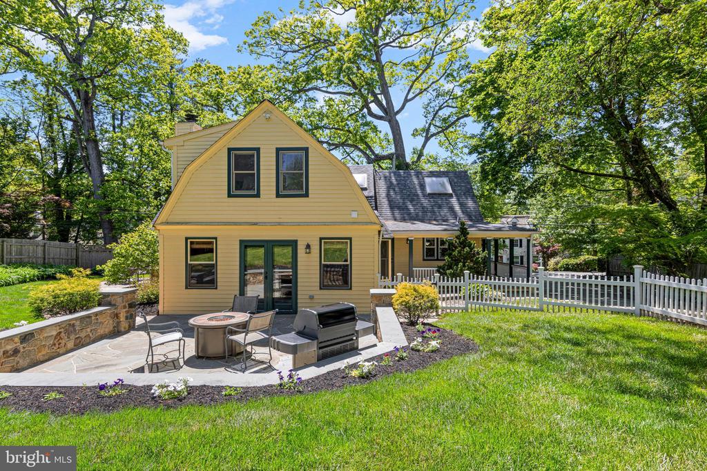 231 W VALLEY ROAD