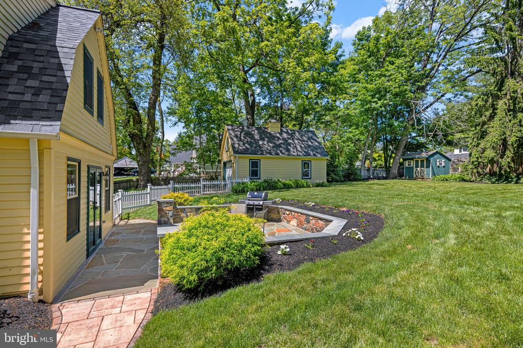 231 W VALLEY ROAD