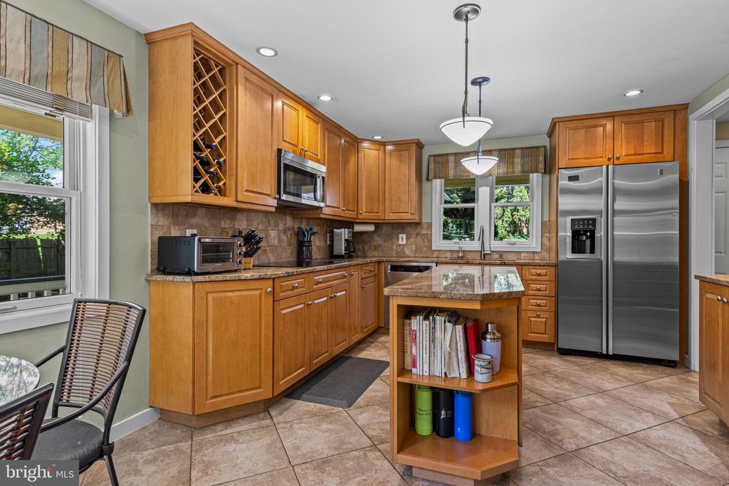 231 W VALLEY ROAD