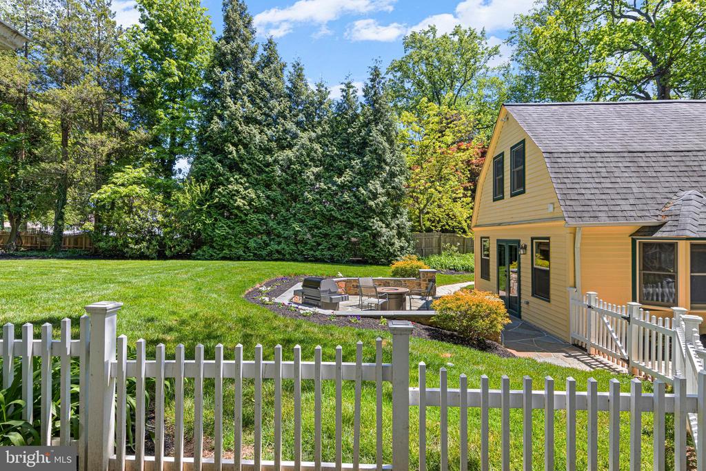 231 W VALLEY ROAD