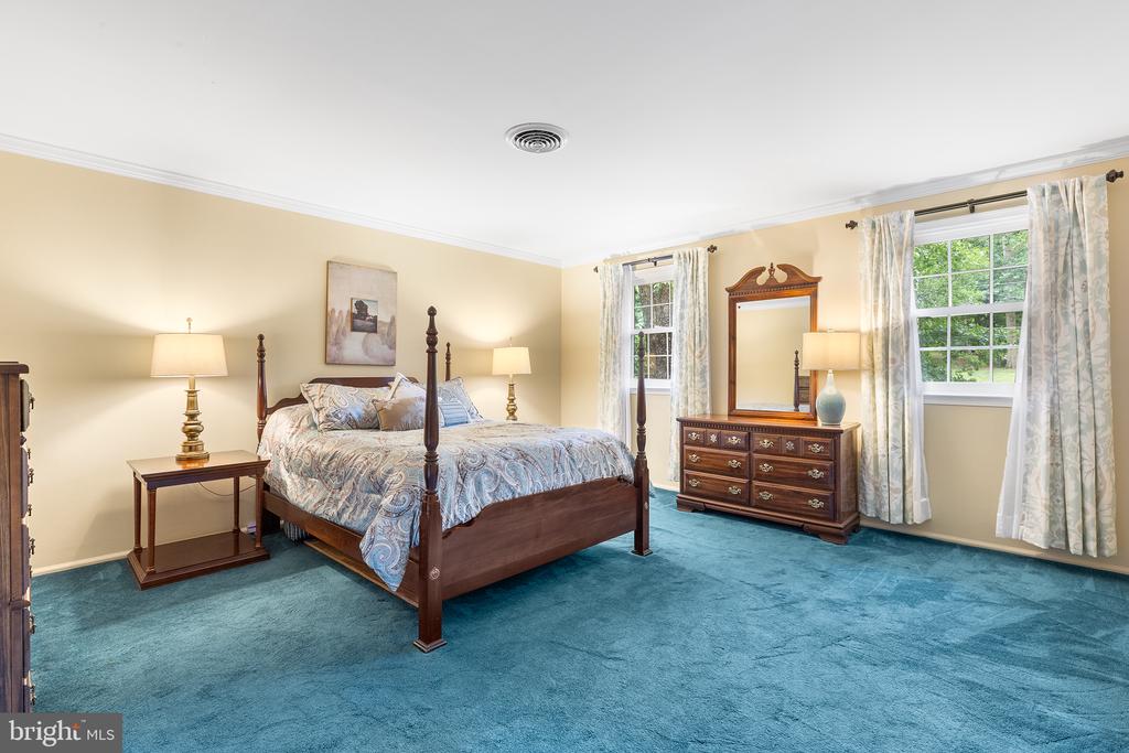 554 APPLEWOOD DRIVE