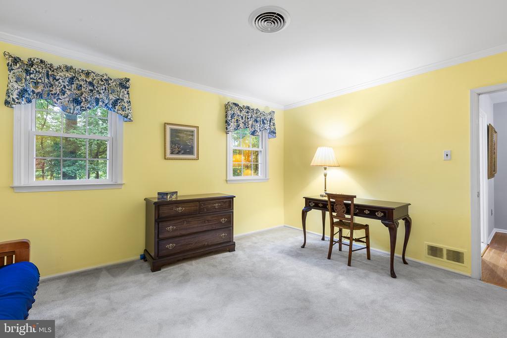 554 APPLEWOOD DRIVE