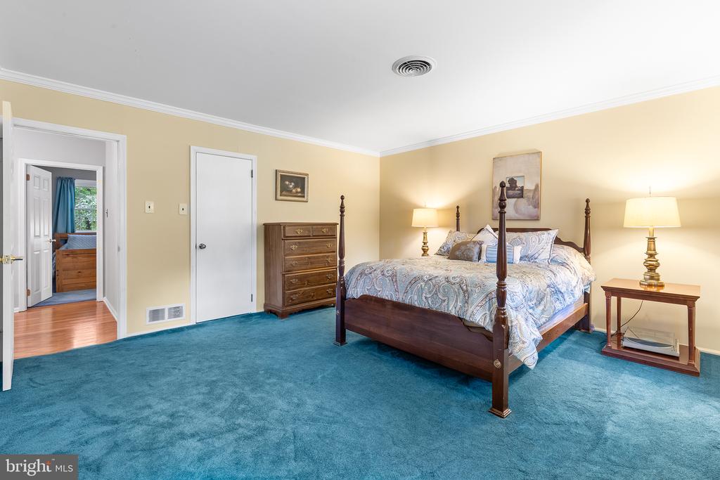 554 APPLEWOOD DRIVE
