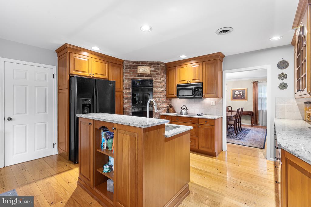 554 APPLEWOOD DRIVE