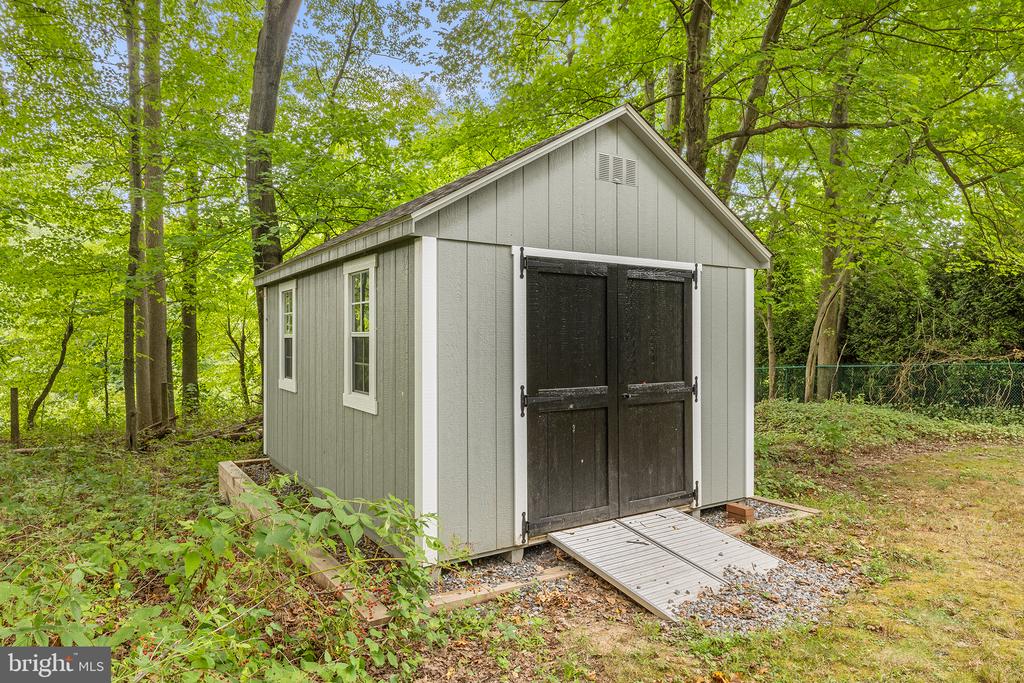 554 APPLEWOOD DRIVE