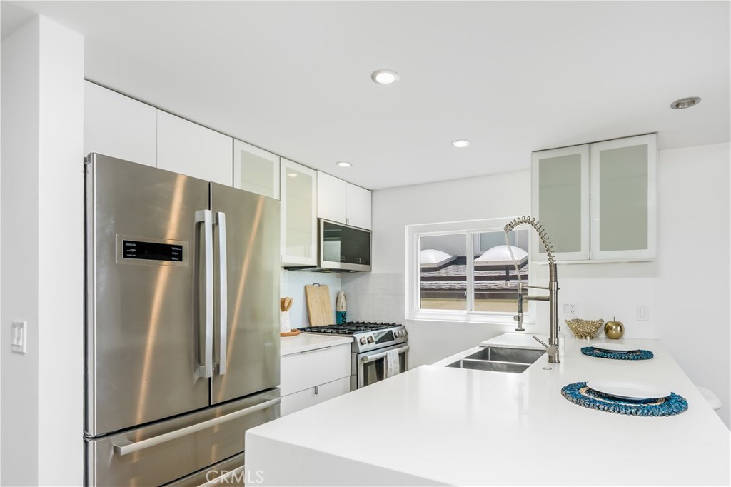 320 Hermosa Avenue 202