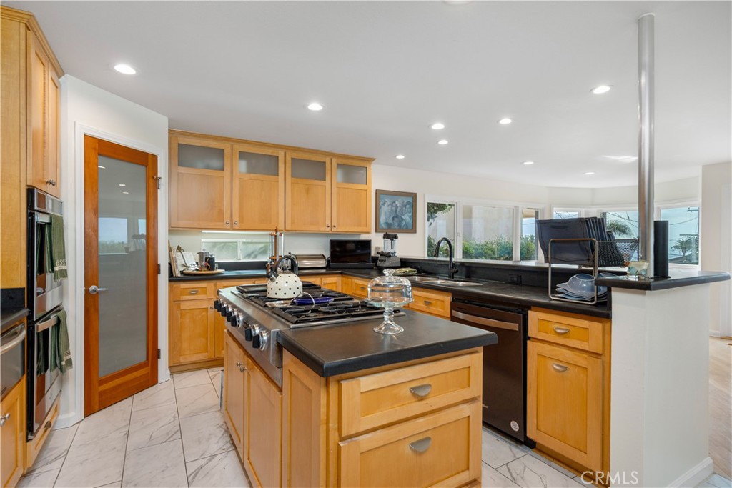 1468 W 37th