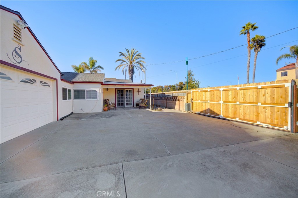 323 Bell Street