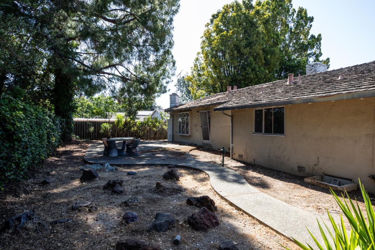225 Live Oak LN