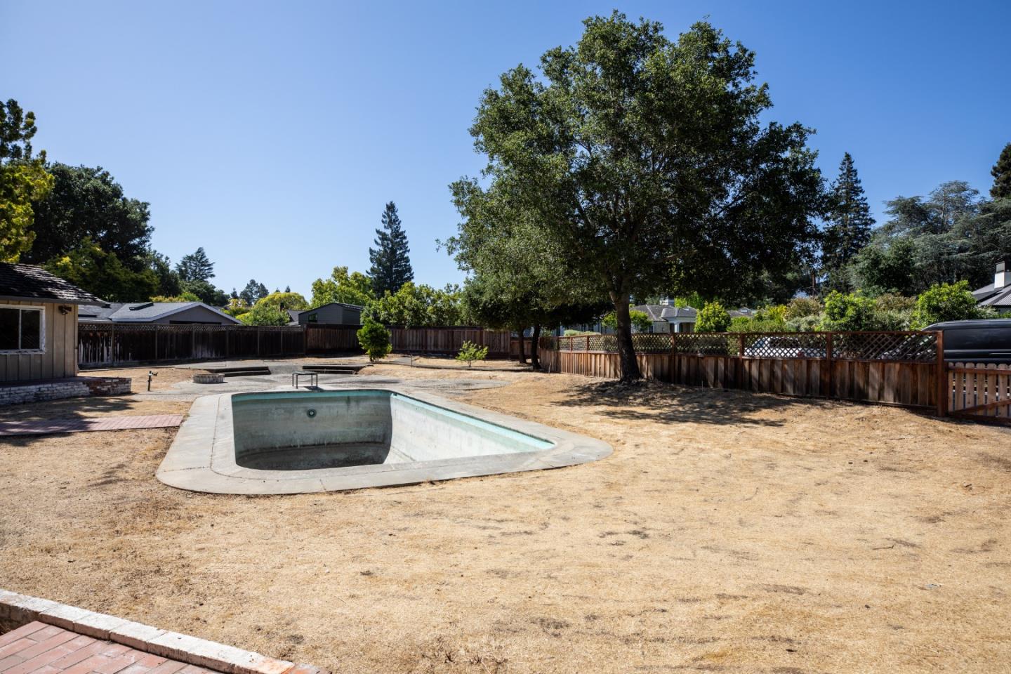225 Live Oak LN