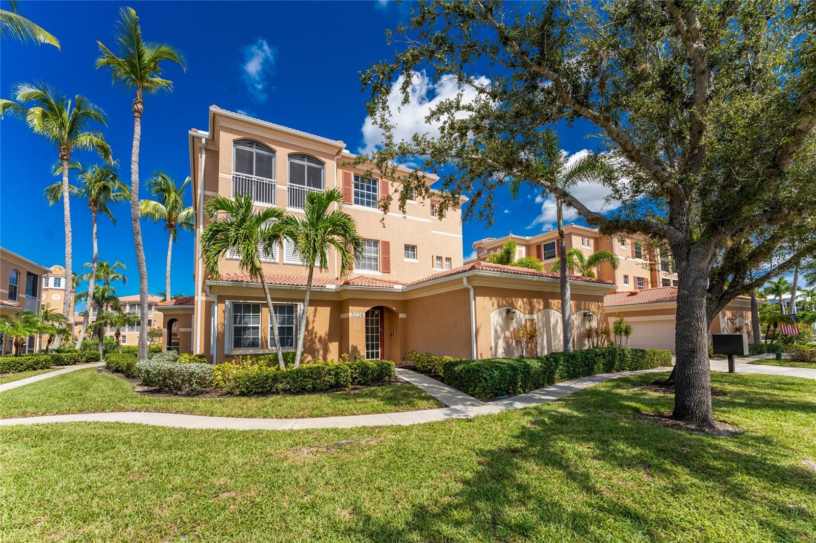 3228 SUNSET KEY CIR #103