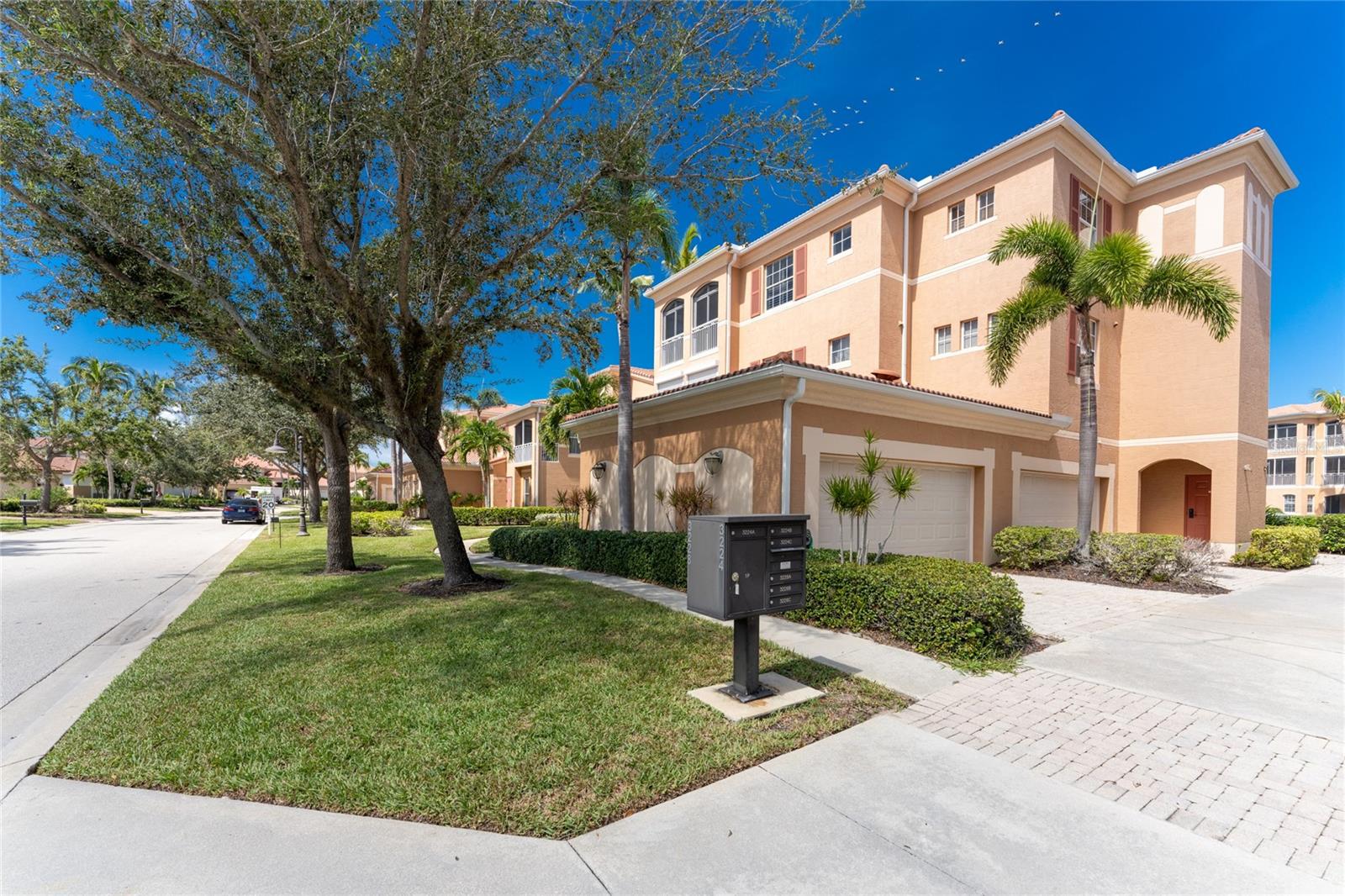 3228 SUNSET KEY CIR #103